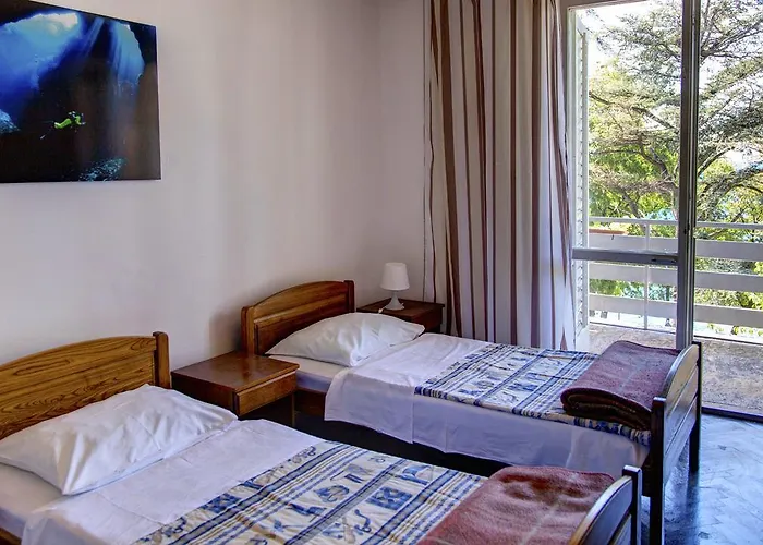 לינה וארוחת בוקר Dck 2*