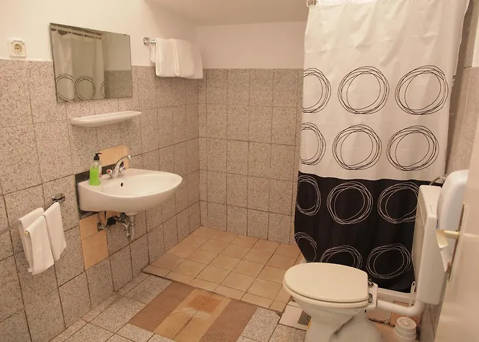 לינה וארוחת בוקר Dck קוסטרנה