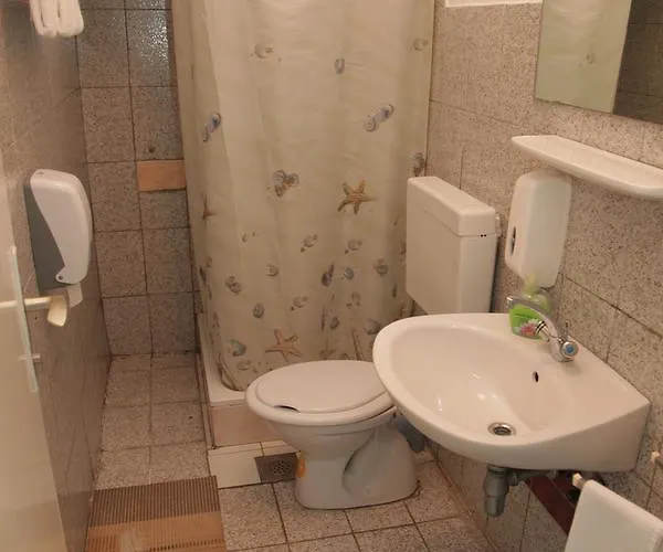 Dck לינה וארוחת בוקר קוסטרנה